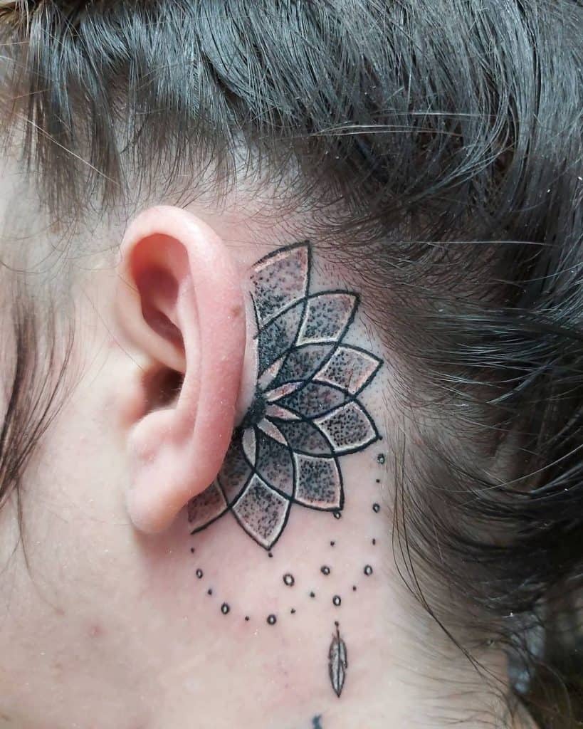 Tatuajes de orejas tribales inspirados en mandalas 