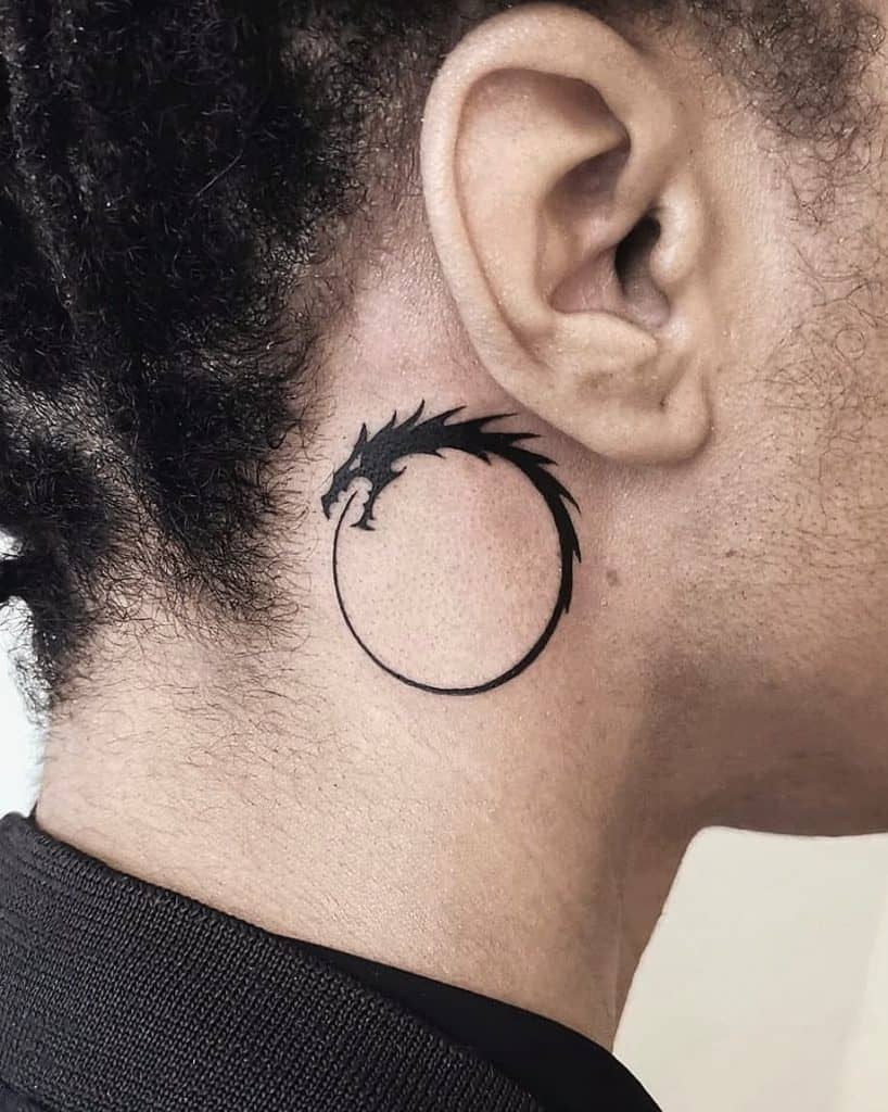 Dragón inspirado detrás de la oreja tatuaje masculino 