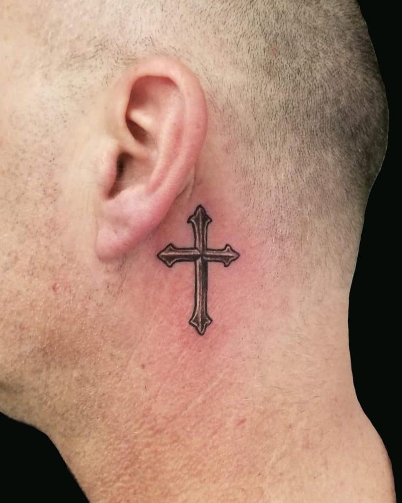 Pequeños tatuajes detrás de la oreja inspirados en la cruz 