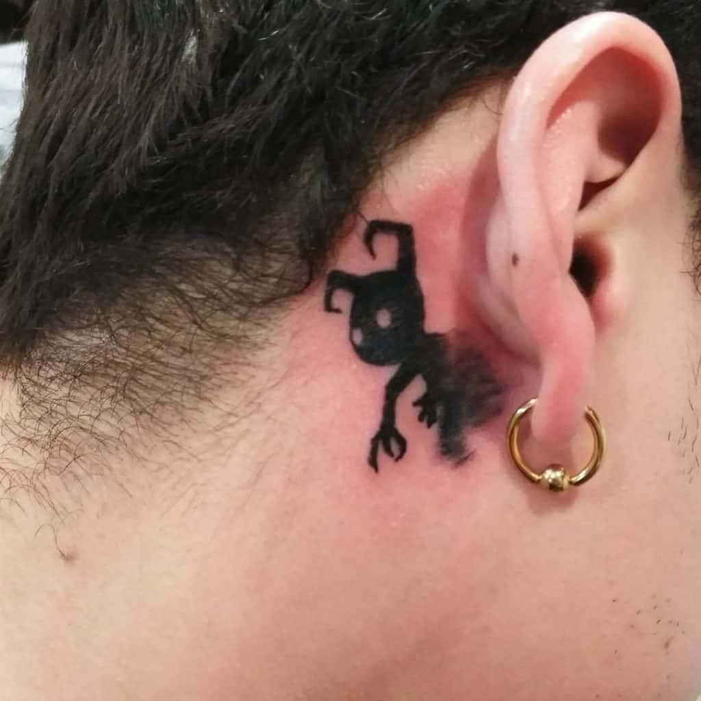 Monstruo aterrador negro detrás de los tatuajes de la oreja Chica negra 