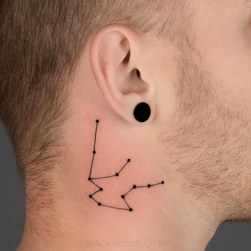 Astrología inspirada detrás de los tatuajes de la oreja para chicos 
