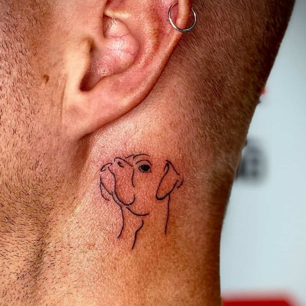 Pequeño tatuaje detrás de la oreja inspirado en un perro 