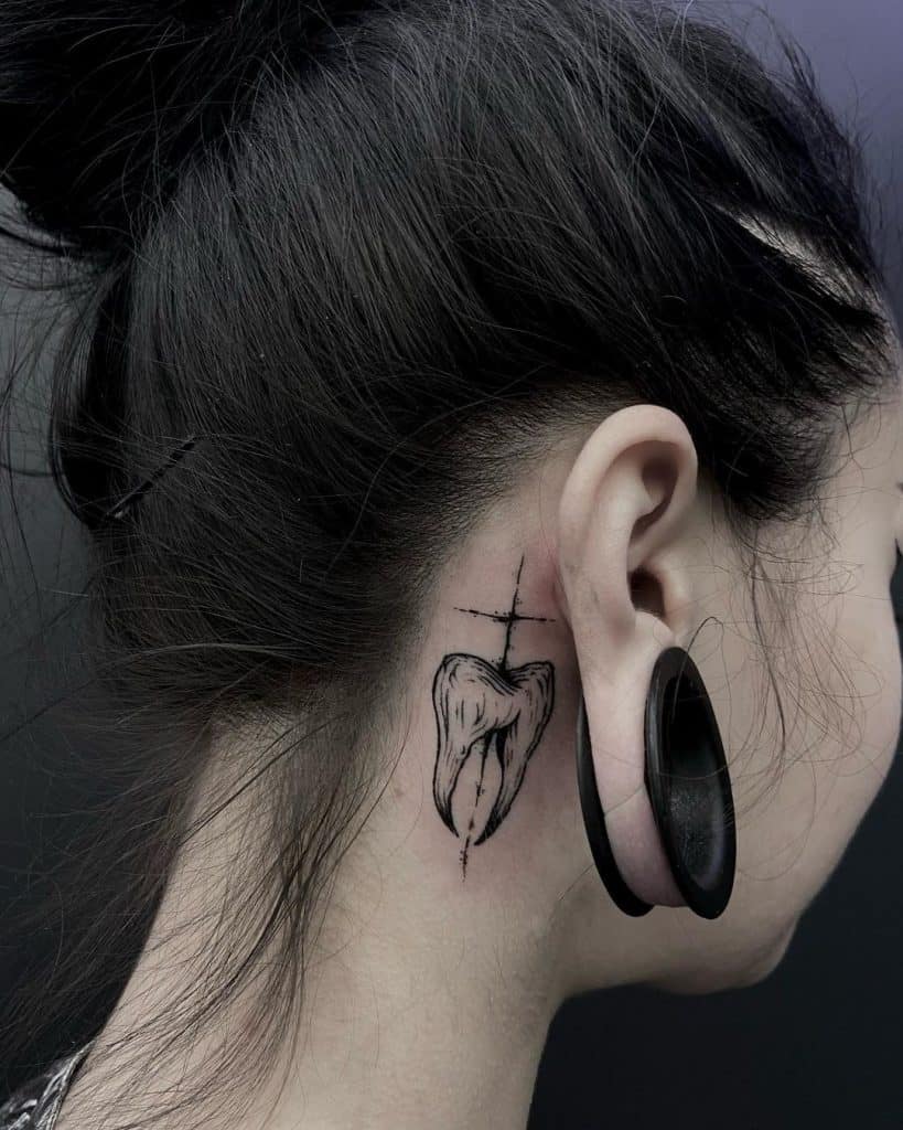 Dientes divertidos inspirados detrás del tatuaje de la oreja 