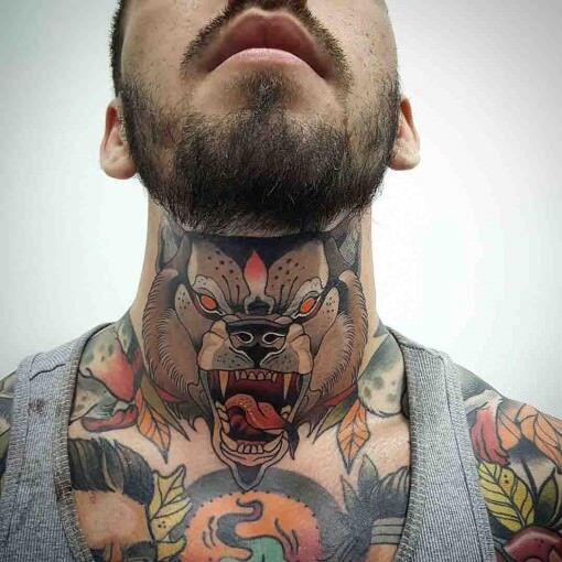 ¿Cuánto duelen los tatuajes en el cuello?