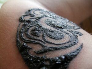 Tatuaje burbujeante: cómo solucionarlo y evitar que suceda