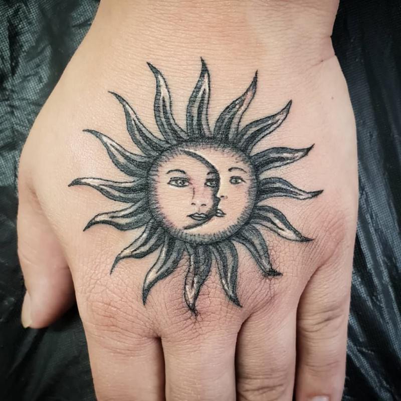 1656967894 989 85 alucinantes tatuajes de sol y luna y su significado