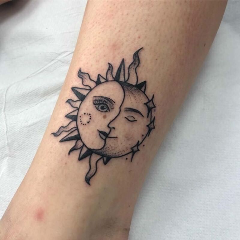 1656967900 322 85 alucinantes tatuajes de sol y luna y su significado