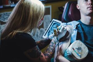 ¿Cómo funcionan las máquinas de tatuar?