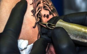 ¿Qué tan profundo va una aguja de tatuaje?