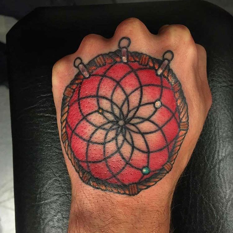 1657360971 123 75 de los mejores tatuajes de manos en Internet