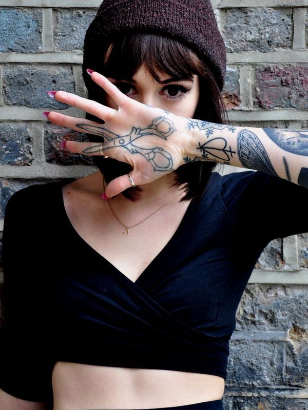 1657360971 171 75 de los mejores tatuajes de manos en Internet