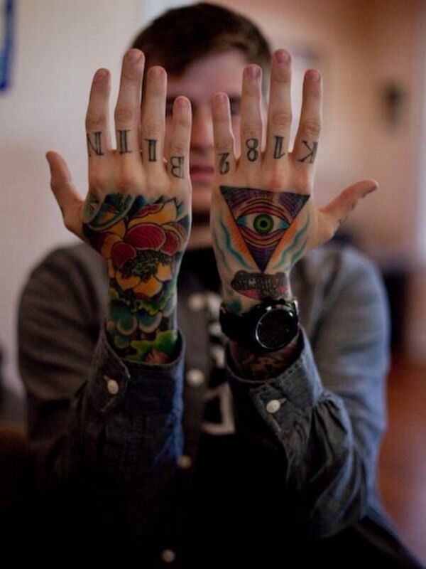 1657360971 280 75 de los mejores tatuajes de manos en Internet