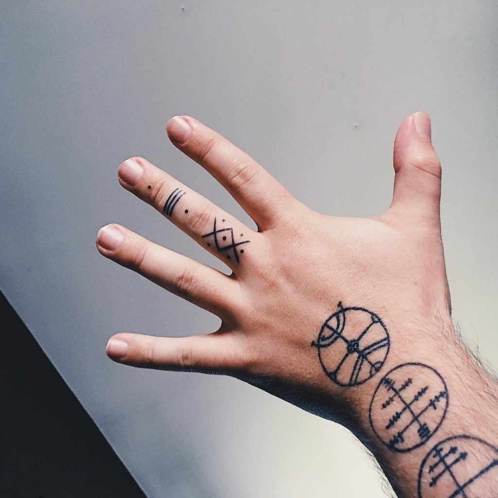 1657360971 321 75 de los mejores tatuajes de manos en Internet