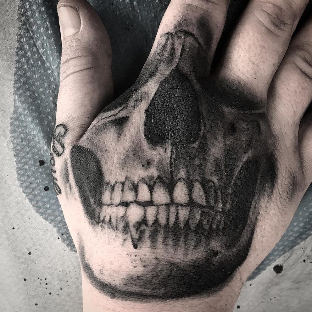 1657360975 354 75 de los mejores tatuajes de manos en Internet