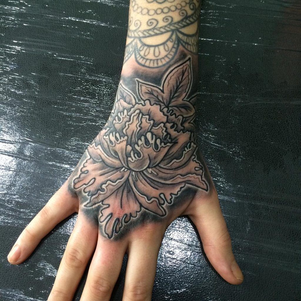 1657360975 67 75 de los mejores tatuajes de manos en Internet