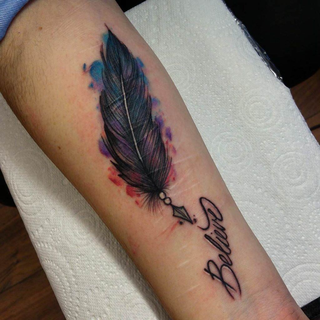 1657375056 45 95 tatuajes de plumas alucinantes y su significado