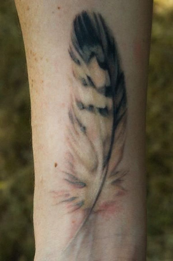 1657375063 157 95 tatuajes de plumas alucinantes y su significado