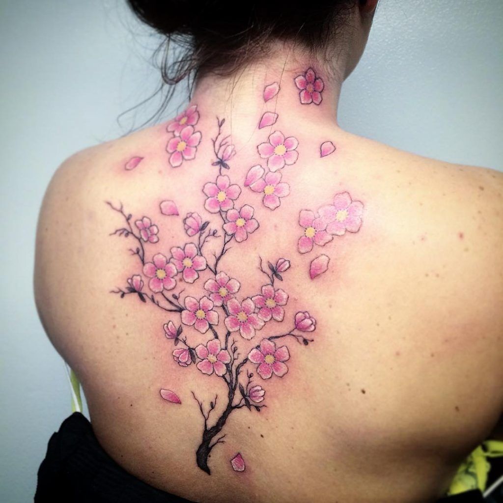 1657464008 1 75 asombrosos tatuajes de flores de cerezo y su significado