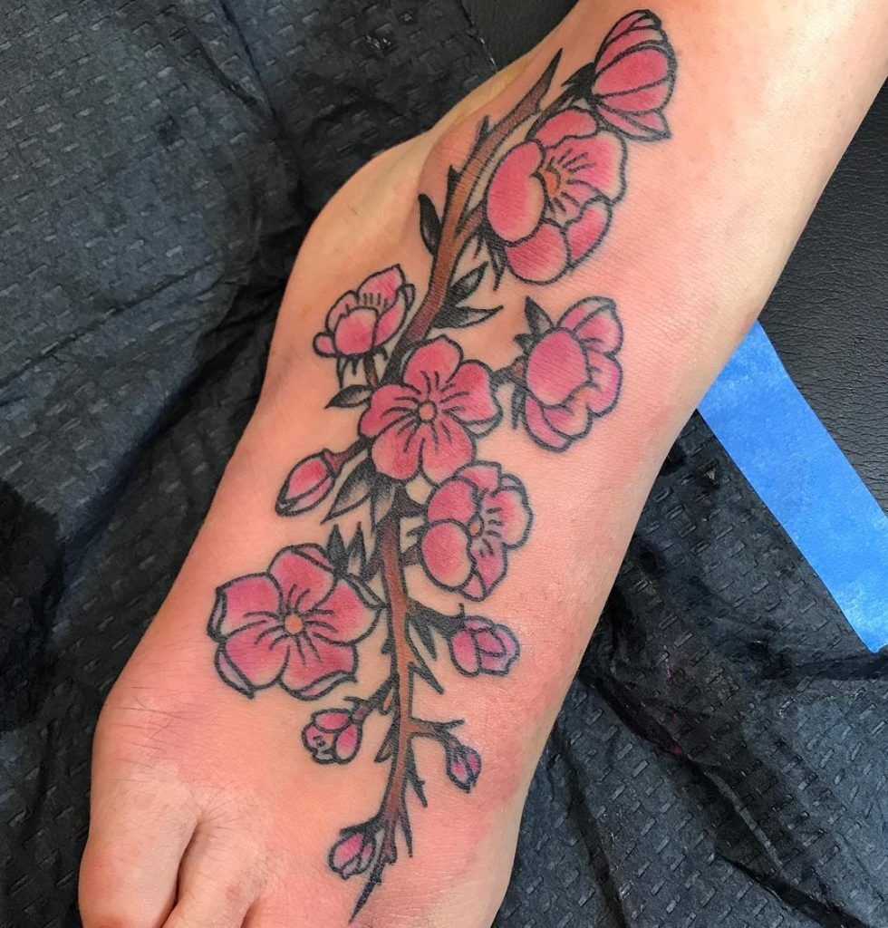 1657464008 425 75 asombrosos tatuajes de flores de cerezo y su significado