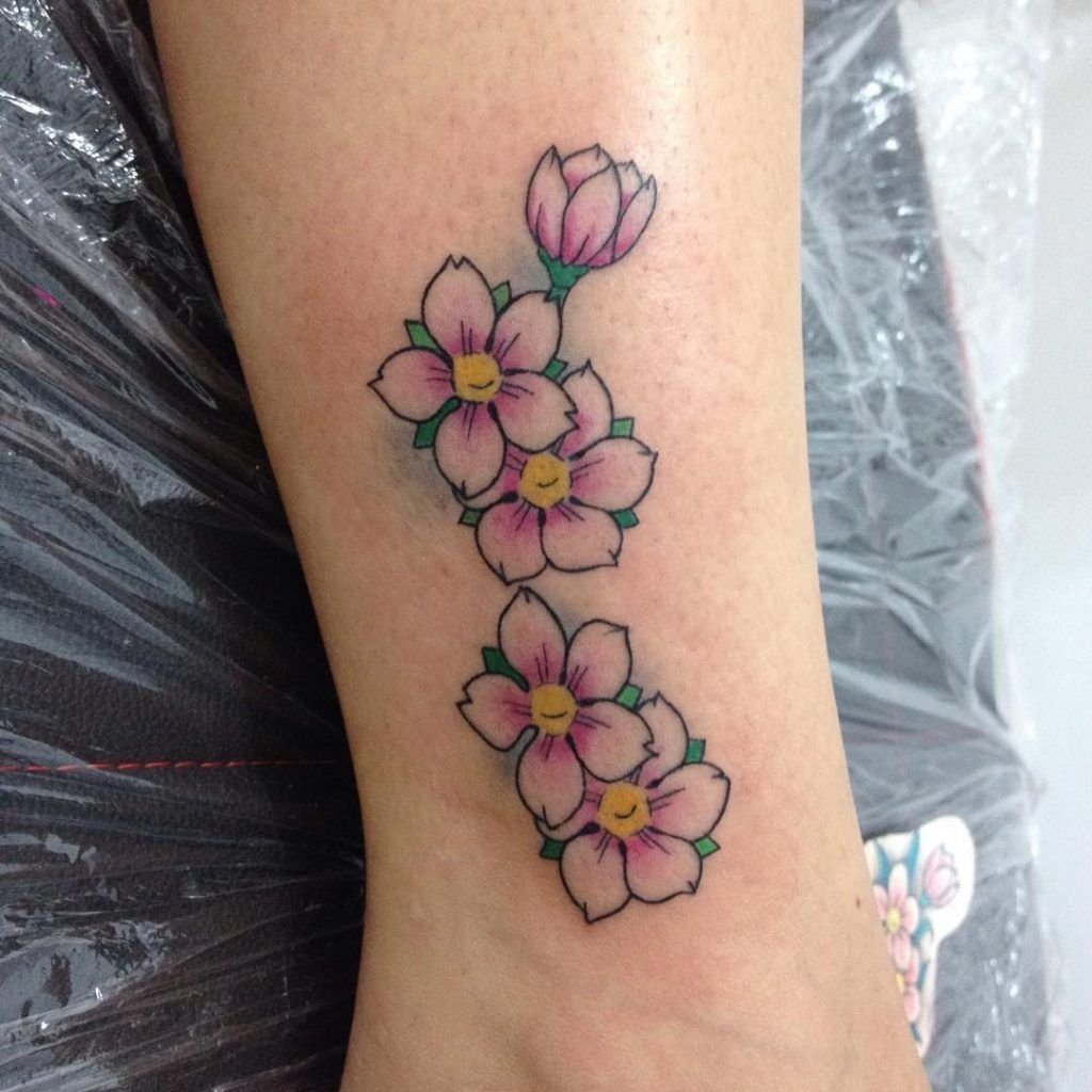 1657464011 834 75 asombrosos tatuajes de flores de cerezo y su significado