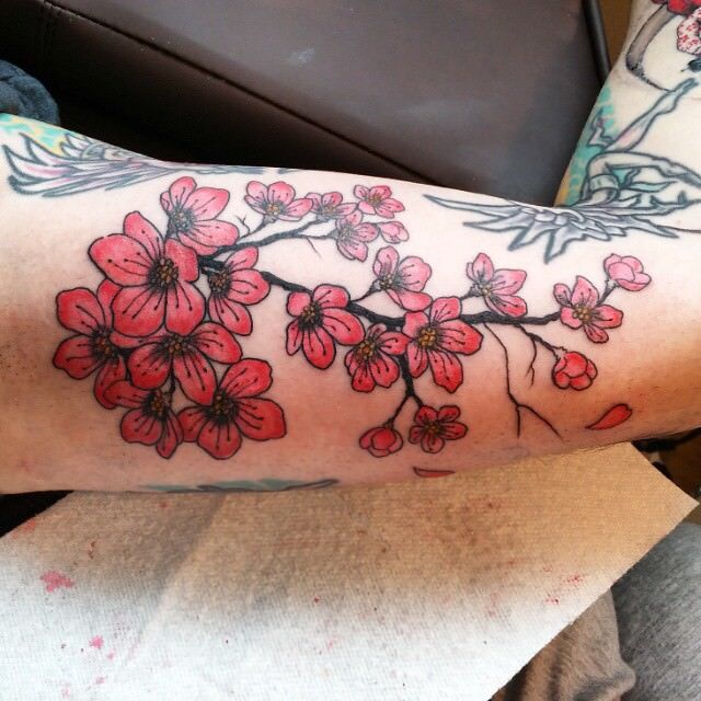 1657464012 700 75 asombrosos tatuajes de flores de cerezo y su significado