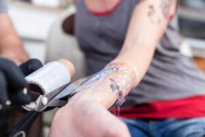 ¿Se pagan los aprendizajes de tatuajes?  - Tatuaje de autoridad