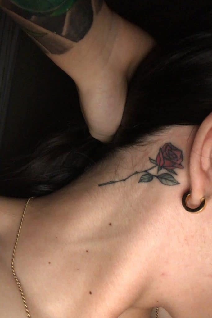 Tatuajes de orejas para mujeres que aman las flores 