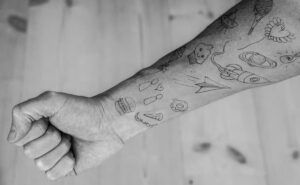 Más de 70 mejores ideas de tatuajes alienígenas: diseños de tinta mística para 2022