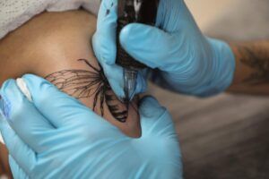Más de 80 mejores diseños de tatuajes de abejas de los que te enamorarás