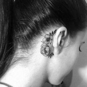 Dolor del tatuaje detrás de la oreja: ¿cuánto duele?