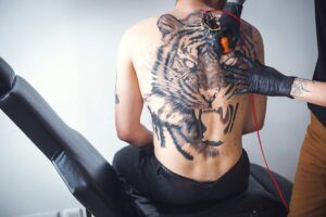 Más de 40 diseños de tatuajes en negro y gris para mejorar el arte corporal