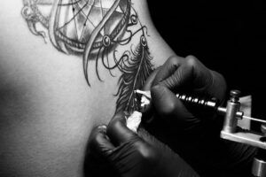 Más de 30 diseños de tatuajes populares en blanco y negro (encuentra tu inspiración)