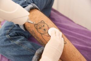 Las 30 mejores ideas de diseño de tatuajes de becerros (y los significados detrás de ellos)