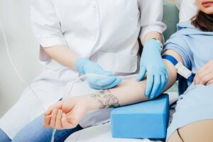 ¿Puedes donar sangre si tienes un tatuaje?