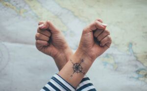 Más de 30 mejores ideas de diseño de tatuaje de brújula (¡2022 actualizado!)