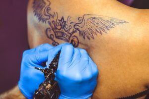 Más de 50 mejores ideas de diseño de tatuajes de coronas (y lo que significan)