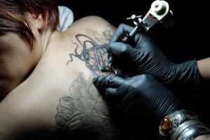 ¿Los tatuajes se desvanecen con el tiempo (y cómo se puede combatir la decoloración de los tatuajes?)