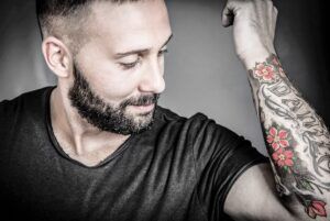 Tatuajes de flores para chicos: arte corporal floreciente para apasionados