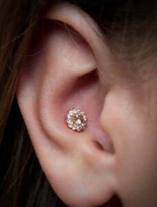 Piercings en el oído interno: guía e imágenes