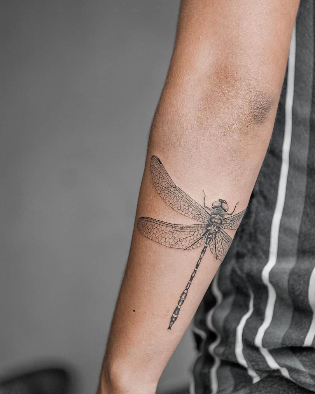 Tatuaje de libélula simple 