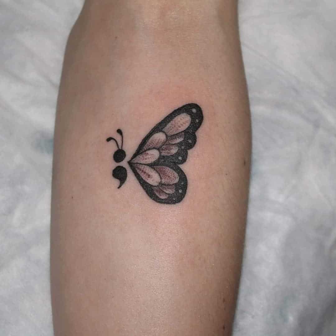 Ideas de tatuaje de punto y coma mariposa negra 