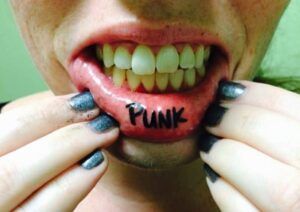 ¿Cuánto duran los tatuajes del labio interno?