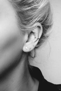 ¿Cuánto tarda en cicatrizar un piercing en la oreja?