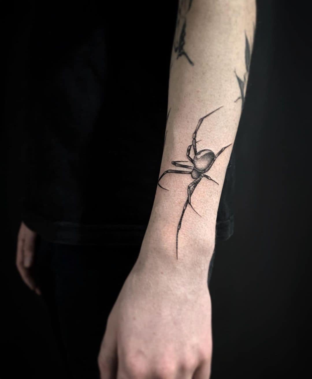 Tatuaje de araña viuda negra 