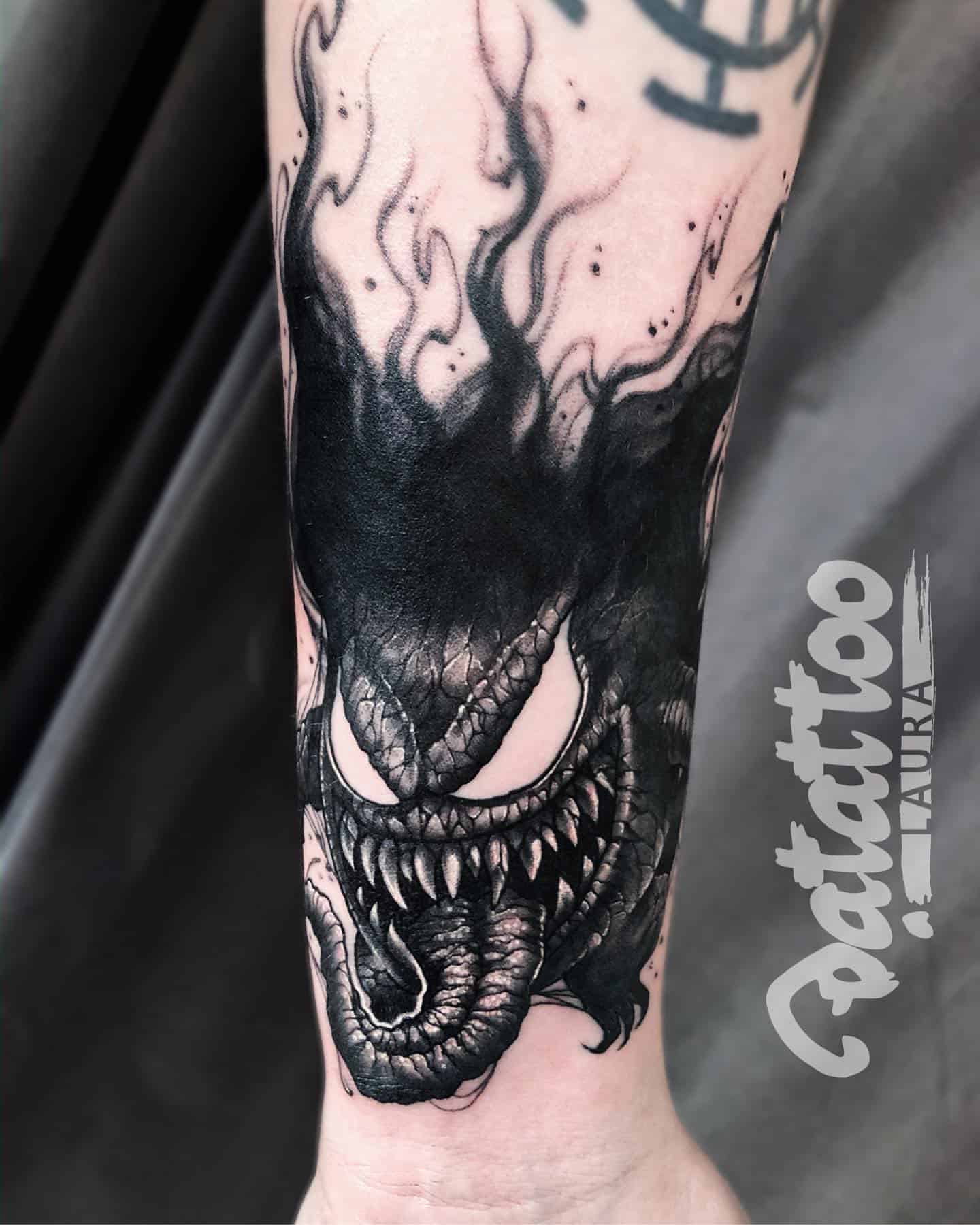 Venom negro y gris tatuajes 1