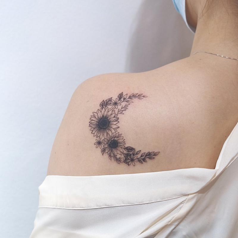 Tatuaje de girasol en el hombro 1