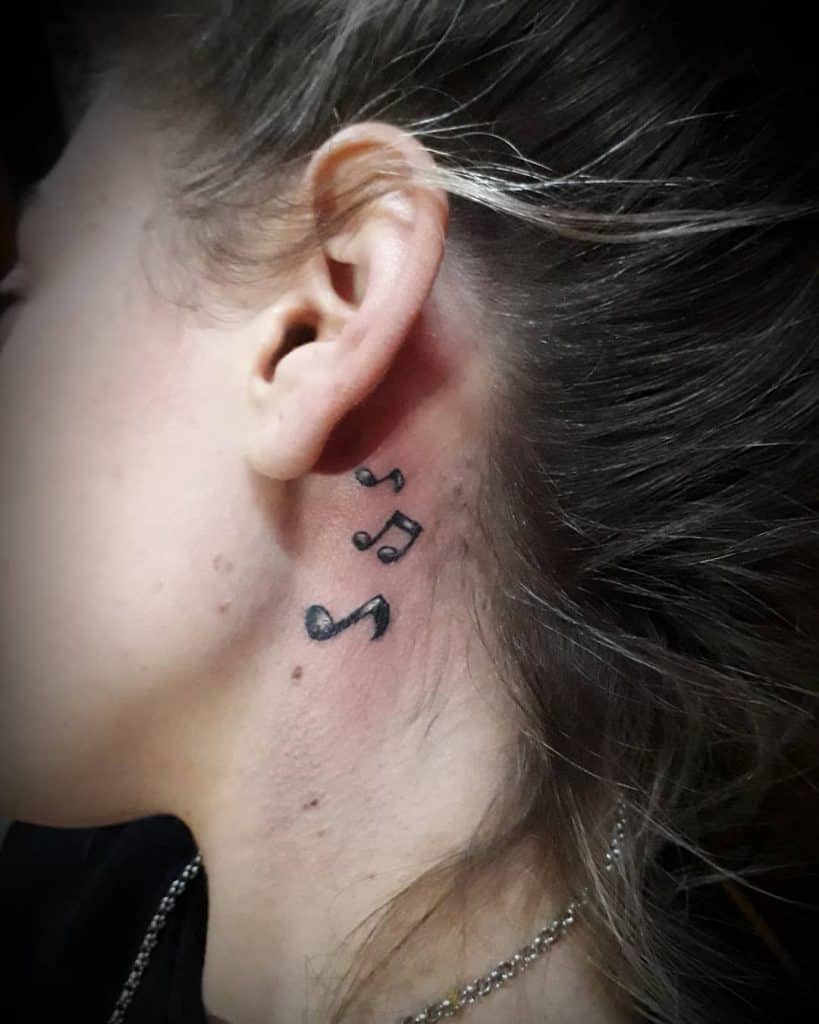 Tatuaje en el cuello de notas musicales 1