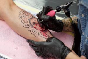 Más de 50 ideas de diseño de tatuajes inspirados en Medusa (2022 actualizado)