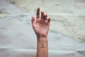 Los 80 tatuajes minimalistas más inspiradores: diseños creativos para elegir