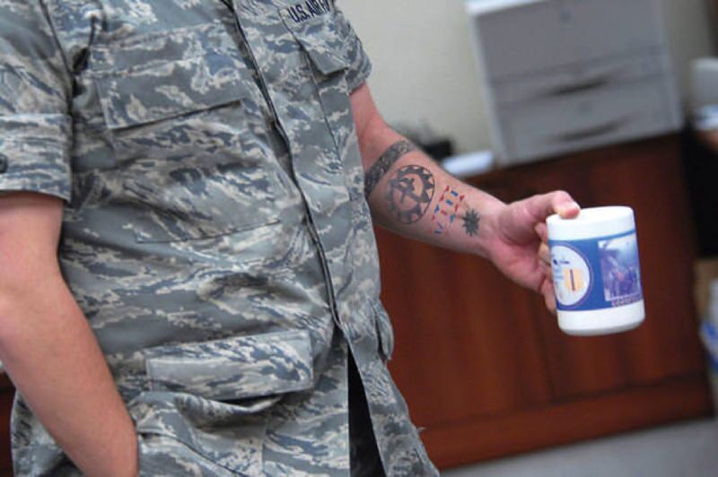 Politica y regulaciones de tatuajes de la Fuerza Aerea de